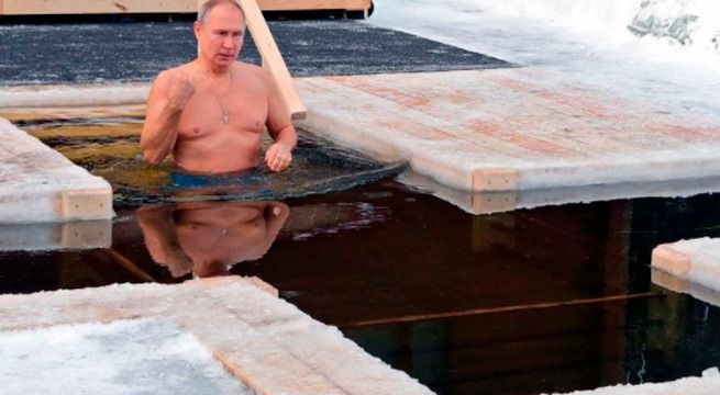 Vladimir Putin conmemora la Epifanía de la iglesia ortodoxa sumergiéndose en aguas gélidas