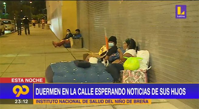 Padres duermen en la calle esperando noticias de sus hijos