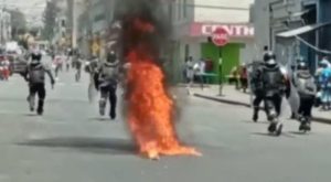 Ambulantes arrojan bombas molotov a fiscalizadores en el centro de Lima