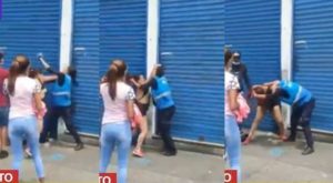 Mujer ambulante y fiscalizadora se agarran a golpes en Mesa Redonda [Video]