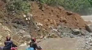 ¡De milagro! Motociclistas se salvan de derrumbe de cerro en Ayacucho