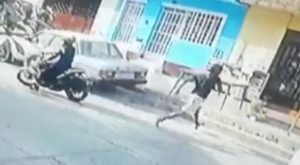 Sujetos en moto roban celular a niño en San Martín de Porres [VIDEO]