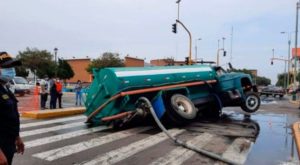 Camión cisterna se hunde en centro de Trujillo