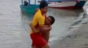 Tumbes: ebrio entra al mar huyendo de la Policía y casi se ahoga [VIDEO]