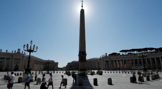 Vaticano aclara que la Iglesia Católica no puede bendecir uniones del mismo sexo