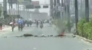 Paro de transportistas: manifestantes quemaron llantas en la Carretera Central