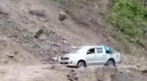 Deslizamiento de rocas impactó sobre vehículo atorado en Ayacucho