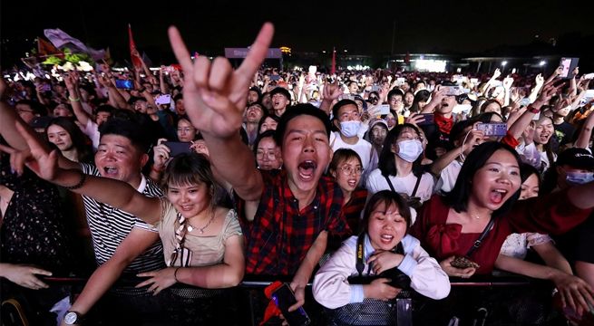 Realizan un festival de música con miles de jóvenes sin mascarilla en Wuhan
