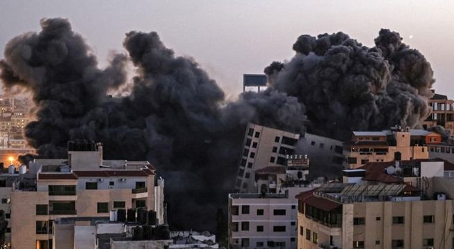 Colapsa edificio en Gaza tras ataque israelí