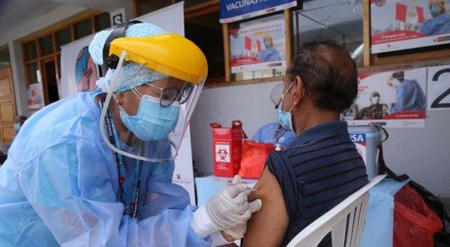 Ministro de Salud reafirmó que Gobierno culminará vacunación de adultos mayores antes de 28 de julio