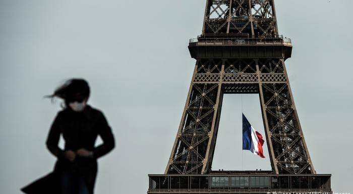 Francia adelanta fin del toque de queda nocturno mientras situación de COVID mejora