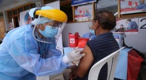Oscar Ugarte señaló que Perú está vacunando un promedio superior a las 100,000 personas diarias
