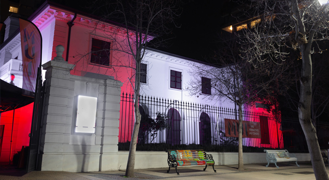 Comunas de la capital chilena se engalanan con los colores rojo y blanco
