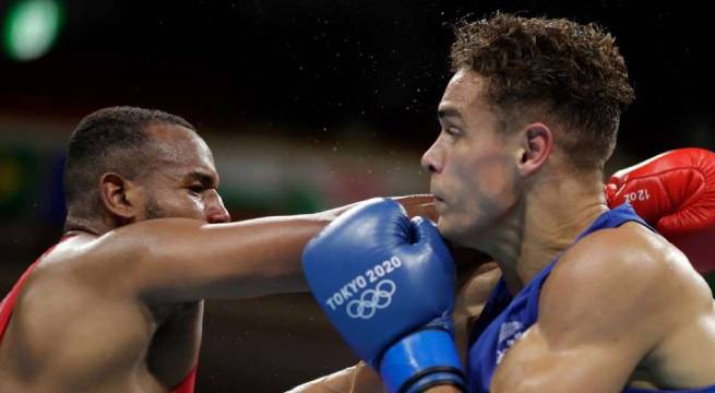 Boxeador neozelandés Nyika derrota a rival marroquí, que es descalificado tras intentar morderlo
