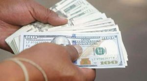 Dólar baja al inicio de jornada cambiaria en medio de volatilidad regional