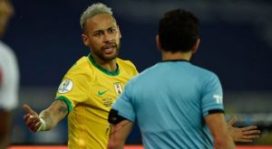 Neymar se mostró muy molesto con el árbitro tras el partido frente a la selección peruana