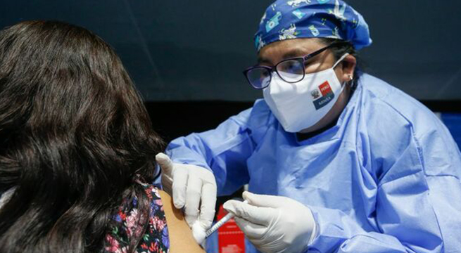 Ministro de Salud anuncia que en octubre empezará vacunación a docentes de zonas urbanas