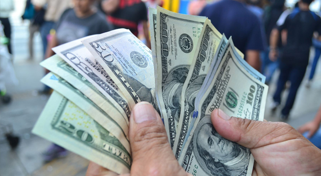 Dólar sube levemente al inicio de jornada en línea con desempeño regional