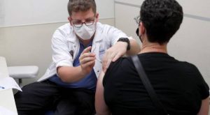 Israel autorizó la aplicación de la tercera dosis de la vacuna contra la Covid-19 para mayores de 30 años