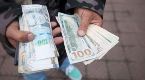 Dólar baja al inicio de jornada cambiaria en medio de volatilidad regional