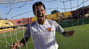 Gianluca Lapadula protagonizó la presentación de la nueva camiseta del Benevento