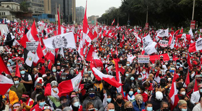 Masiva marcha contra gobierno de Pedro Castillo movilizó a cientos de personas