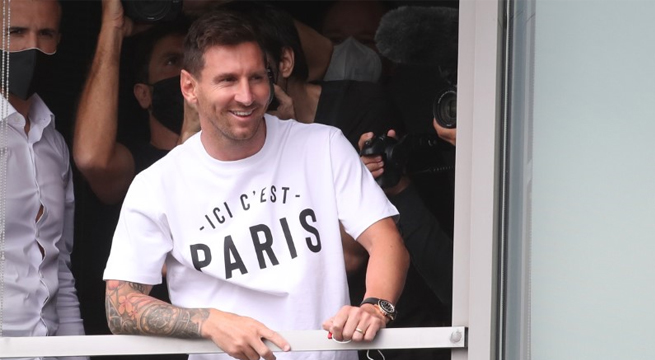 Lionel Messi llegó a París para firmar contrato con el PSG