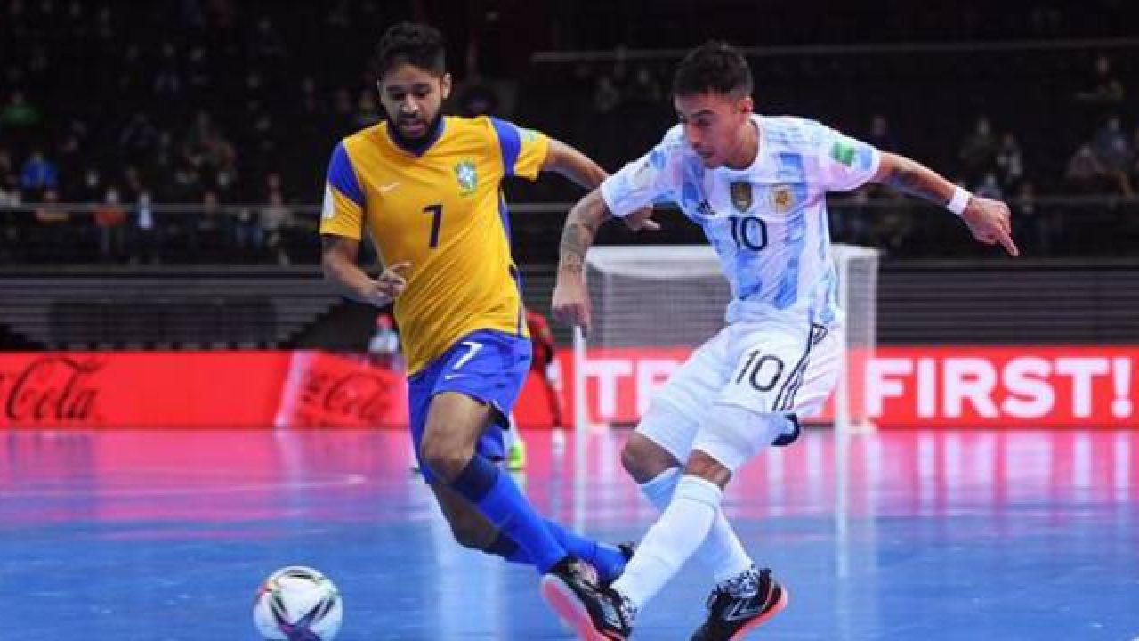 CONMEBOL.com - ¡Avanza Brasil! 🇧🇷👏 La Canarinha le ganó 4-2 a Japón 🇯🇵  y pasó a cuartos de final del Mundial FIFA de Futsal Lituania 2021 🏆🙌 📸  @cbf_futebol #FutsalWC