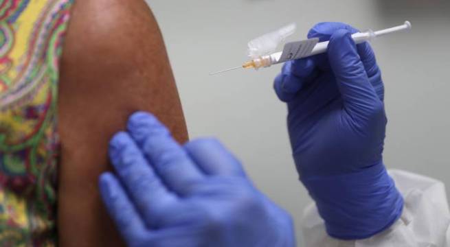 Hernando Cevallos: «Mientras más personas estén vacunadas, menos posibilidades de muertes habrá en una tercera ola”