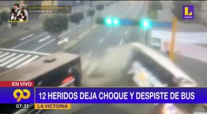 Bus es impactado por cruzarse la luz roja y deja 12 heridos en La Victoria