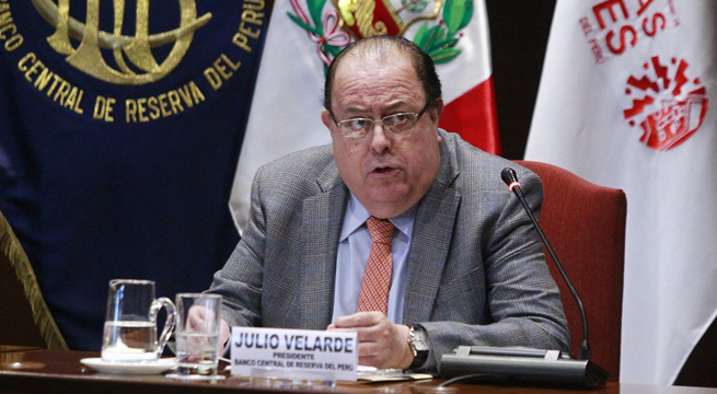 Julio Velarde considera “un error” elevar el sueldo mínimo por cálculo político
