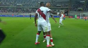 ¡Gol peruano! Sergio Peña marcó el 2-0 sobre Chile