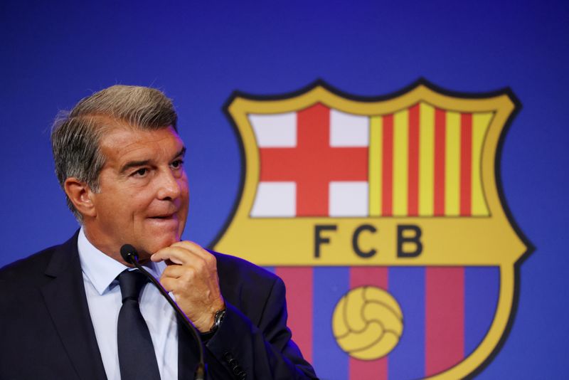 El presidente del Barcelona dice que el club debería haber destituido antes a Koeman
