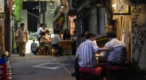 Restricciones por covid-19 se levantan en bares y restaurantes de Tokio