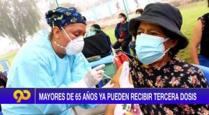 Mayores de 65 años ya pueden recibir la tercera dosis contra el Covid-19