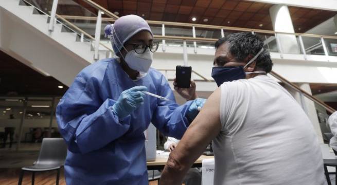 Ecuador aplicará dosis de refuerzo contra COVID-19 a toda la población desde enero de 2022: ministra Salud