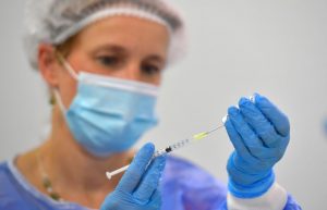 OMS: Eficacia de vacuna COVID-19 no disminuye si se toma junto a la de la influenza