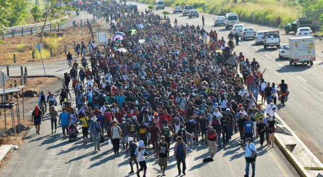 Claman «Libertad» miles de migrantes que avanzan en caravana desde el sur de México