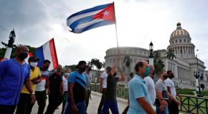 Cuba reabre las puertas al turismo mientras opositores convocan a protestas