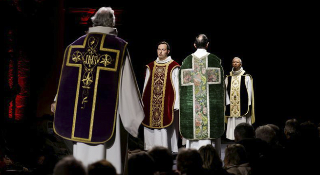 Modelos desfilan con túnicas históricas de época en catedral belga