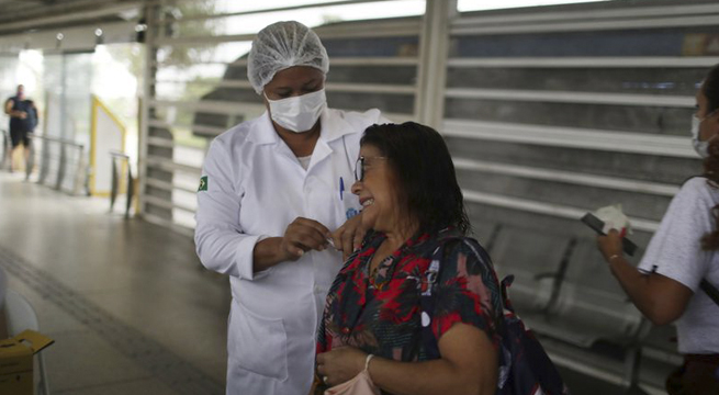 Brasil ofrecerá vacuna de refuerzo contra la COVID-19 a todos los mayores de 18 años