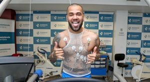 Dani Alves promete rescatar al Barcelona con la camiseta que le hace sentirse un superhéroe