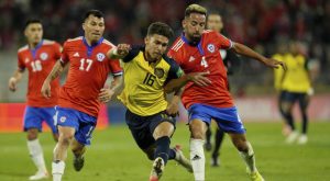 Ecuador se impone de visita a Chile por 2-0 y le da una mano a Perú