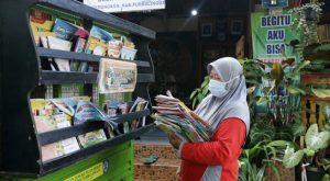 Basura por libros: bibliotecaria de Indonesia promueve alfabetización a partir de desperdicios