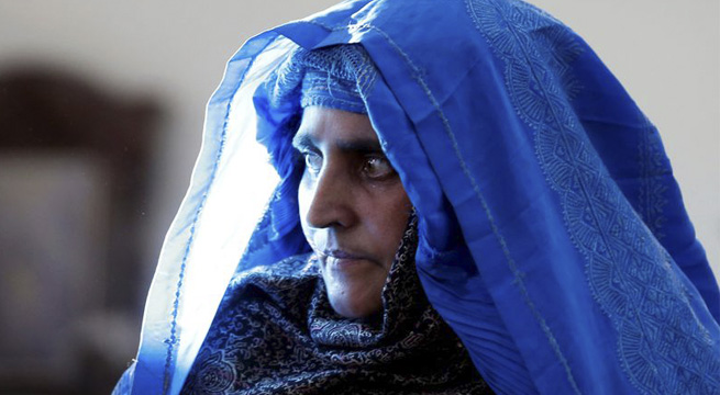 Italia acoge a la «niña afgana» de ojos verdes del National Geographic