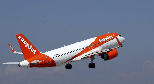 La demanda de la aerolínea easyJet cae con los nuevos brotes de COVID-19