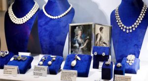 Subastan brazaletes de diamantes de María Antonieta en más de 8 millones de dólares: Christie’s