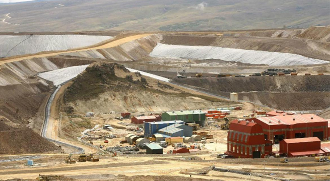 Perú dice mineras pueden aplazar cierre de operaciones; acciones de Hochschild suben