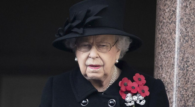 Una sonriente reina Isabel celebra su primer compromiso presencial desde su paso por el hospital