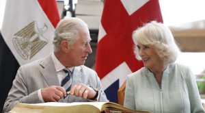 El príncipe Carlos niega haber preguntado sobre el tono de piel del hijo de Harry y Meghan